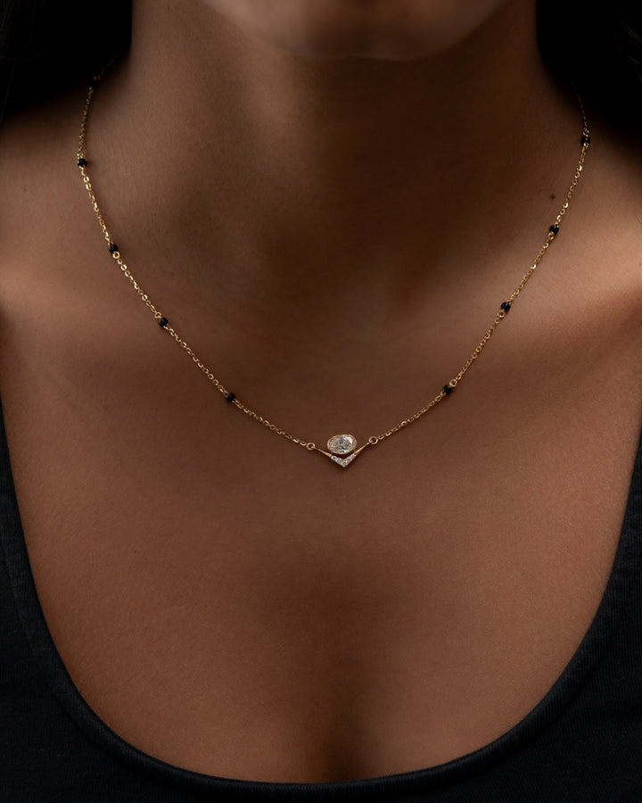 Víya Bezel Oval and Round Diamond V-Shape Mangalsutra Traditional Necklace 18K on body