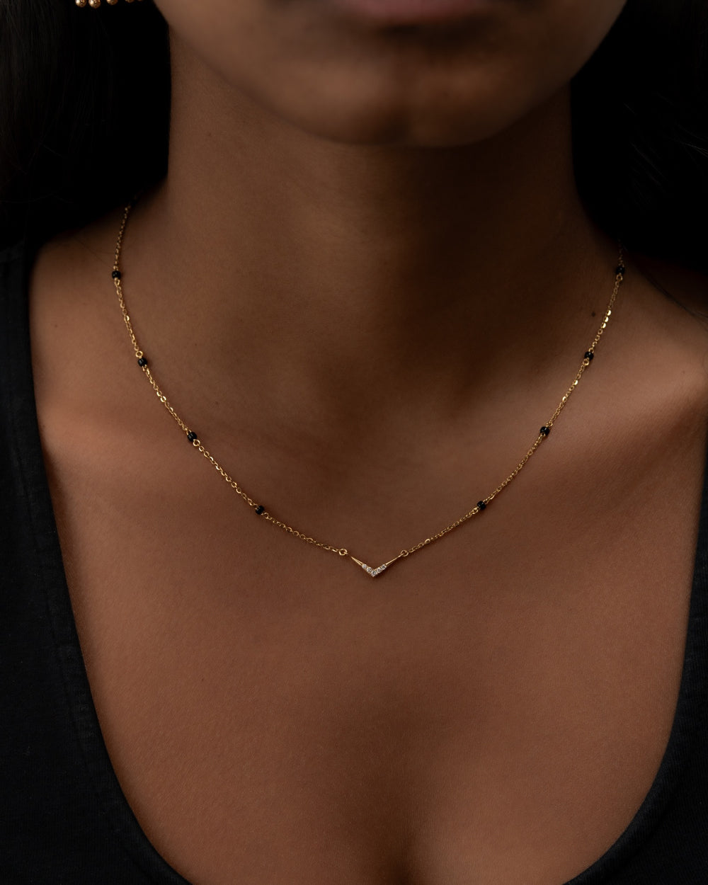 Víya Round Diamond V-Shape Mangalsutra Traditional Necklace 18K on body