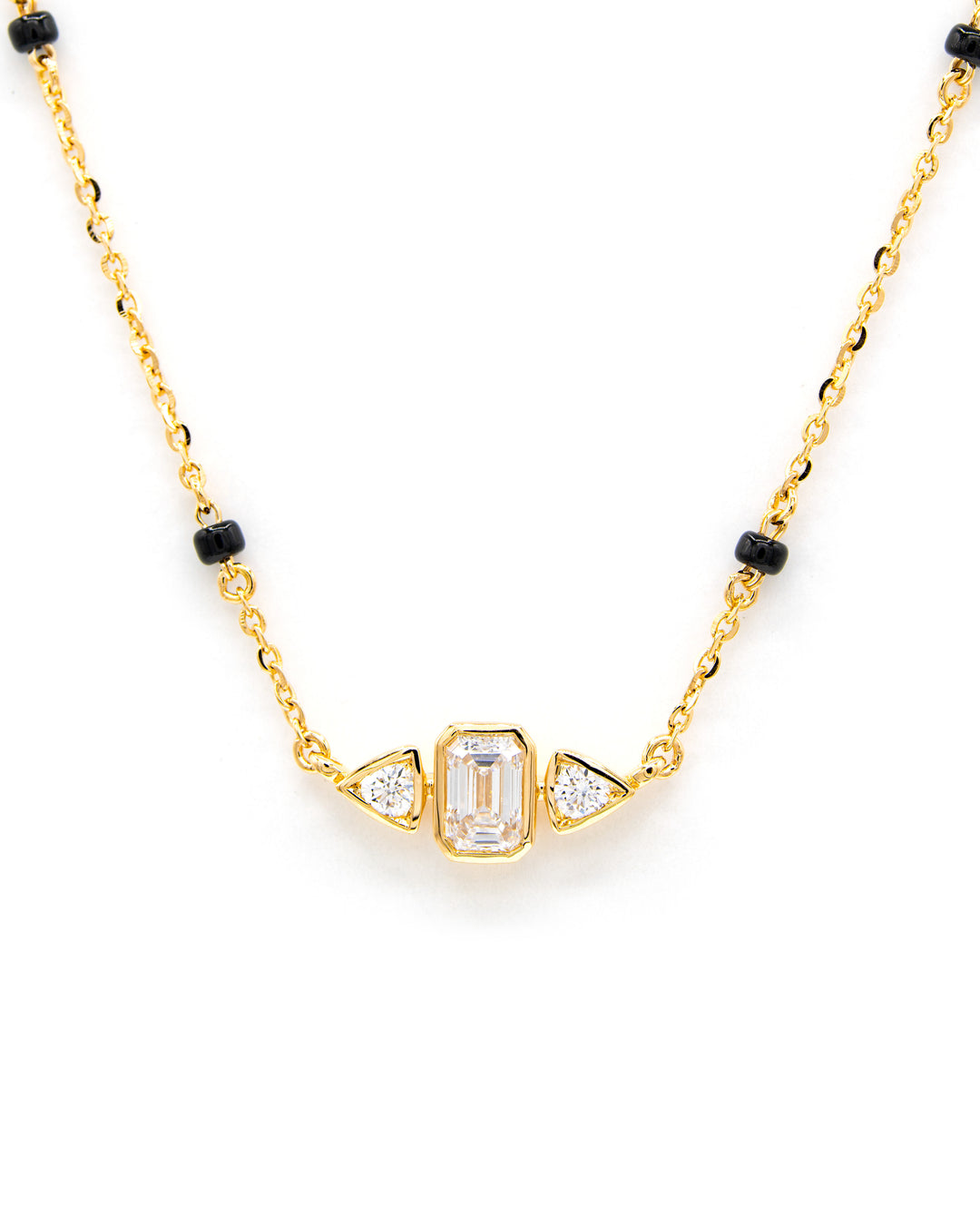 Víya Bezel Emerald and Round Diamond Mangalsutra Traditional Necklace 18K