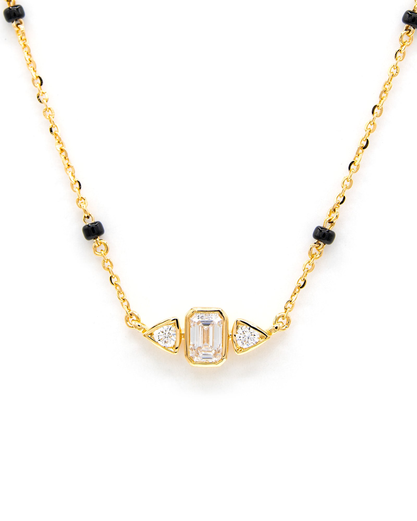 Víya Bezel Emerald and Round Diamond Mangalsutra Traditional Necklace 18K