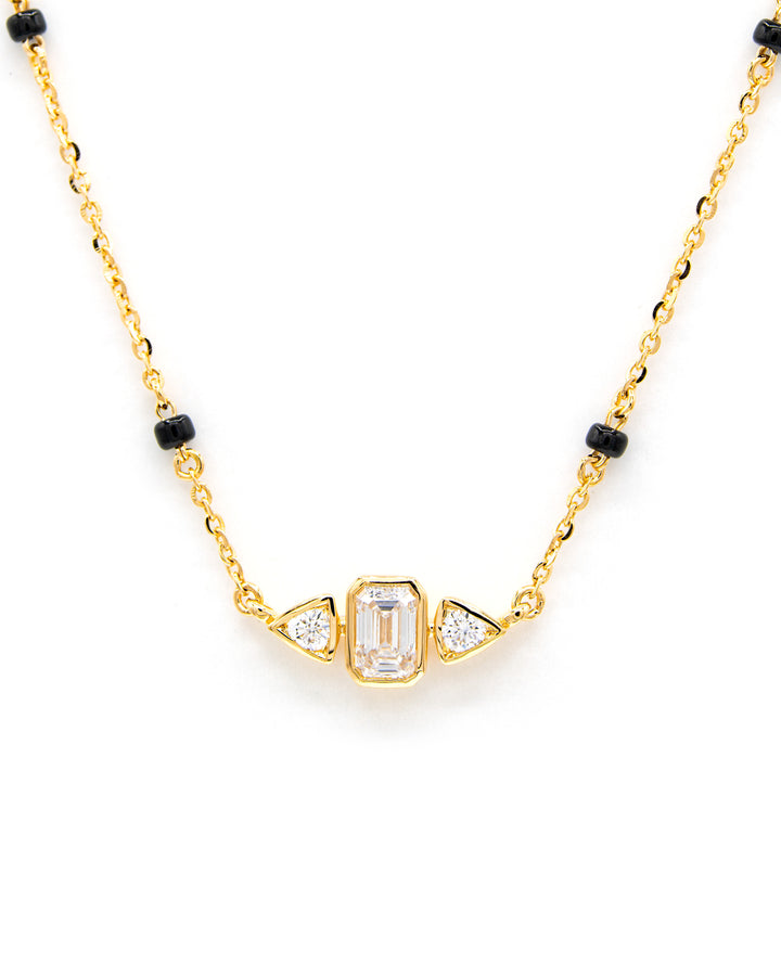 Víya Bezel Emerald and Round Diamond Mangalsutra Traditional Necklace 18K