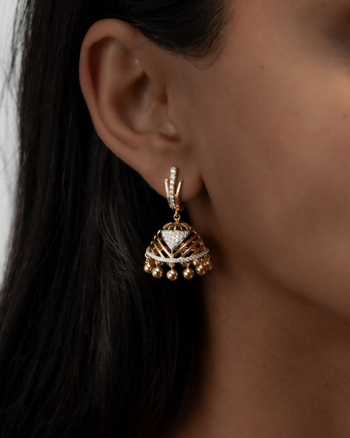 Víya Round Diamond Jhumkas Traditional Dangling Earrings Yellow Gold 18K on body