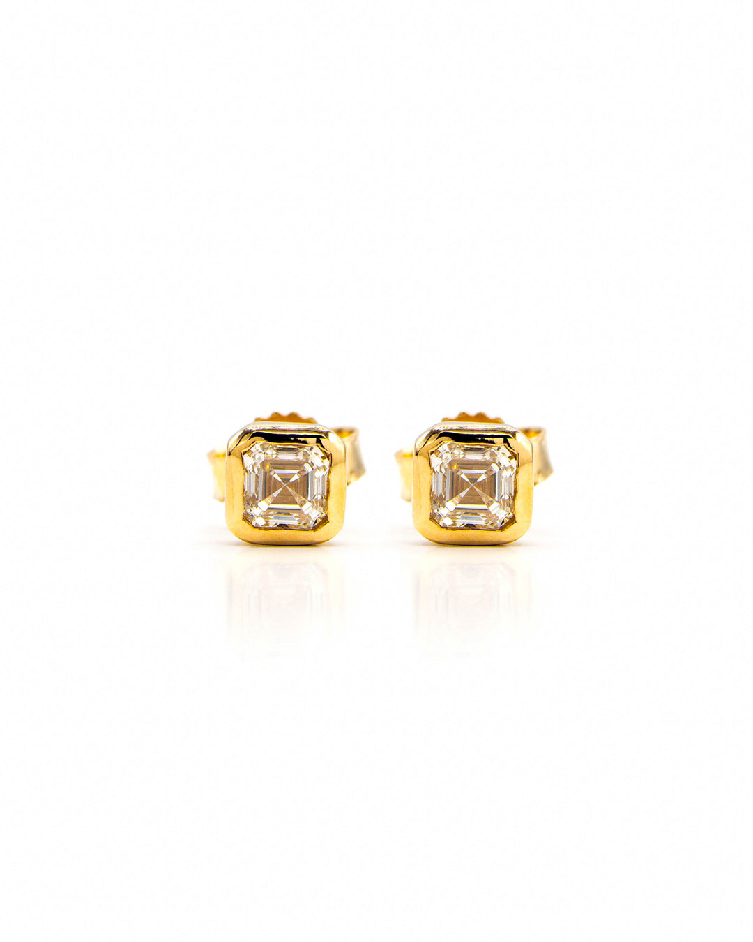 Víya Asscher Shape Diamond Bezel Stud Earrings Yellow Gold 14K