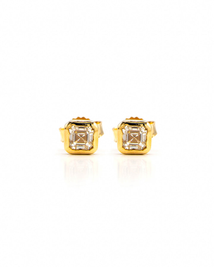 Víya Asscher Shape Diamond Bezel Stud Earrings Yellow Gold 14K