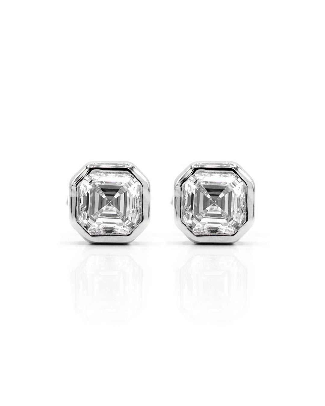 Víya Asscher Shape Diamond Bezel Stud Earrings White Gold 14K