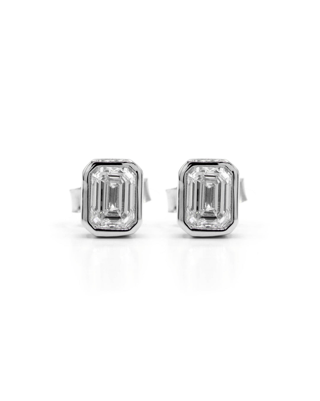 Víya Emerald Shape Diamond Bezel Stud Earrings White Gold 14K