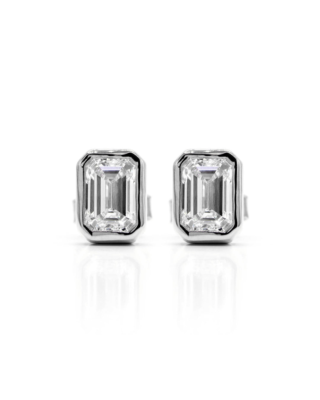 Víya Emerald Shape Diamond Bezel Stud Earrings White Gold 14K