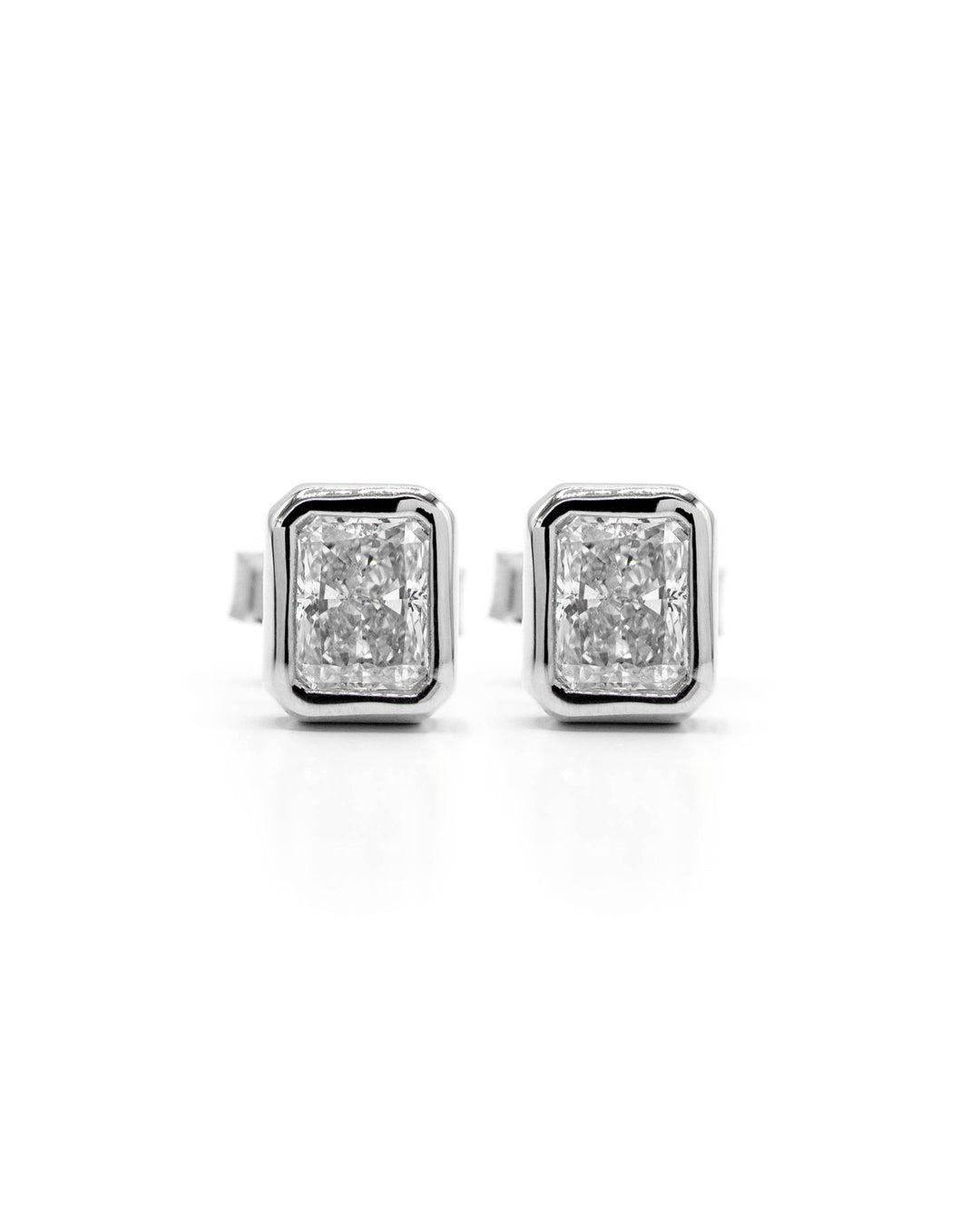 Víya Radiant Shape Diamond Bezel Stud Earrings White Gold 14K