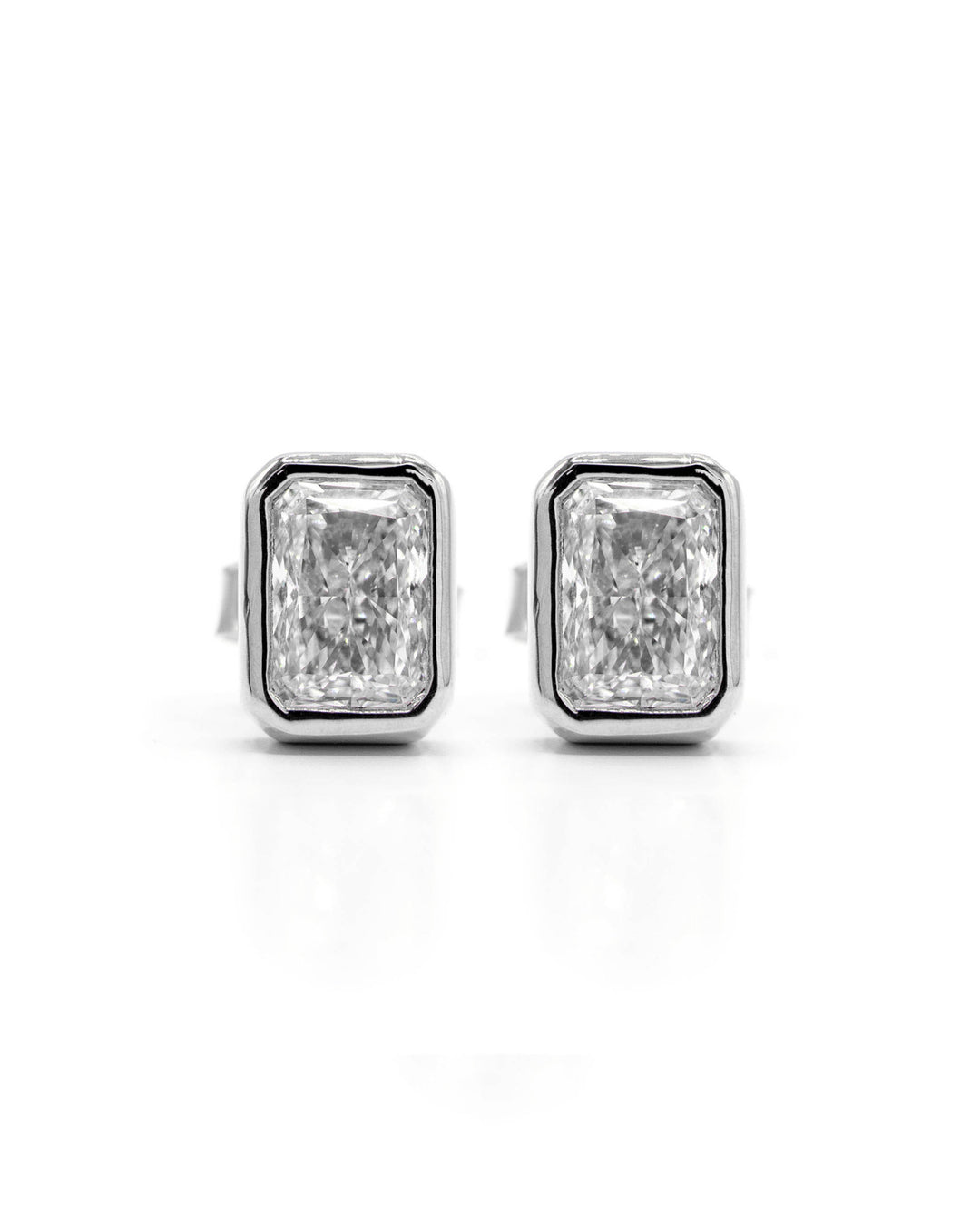 Víya Radiant Shape Diamond Bezel Stud Earrings White Gold 14K
