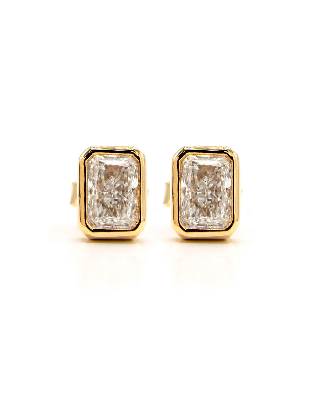 Víya Radiant Shape Diamond Bezel Stud Earrings White Gold 14K