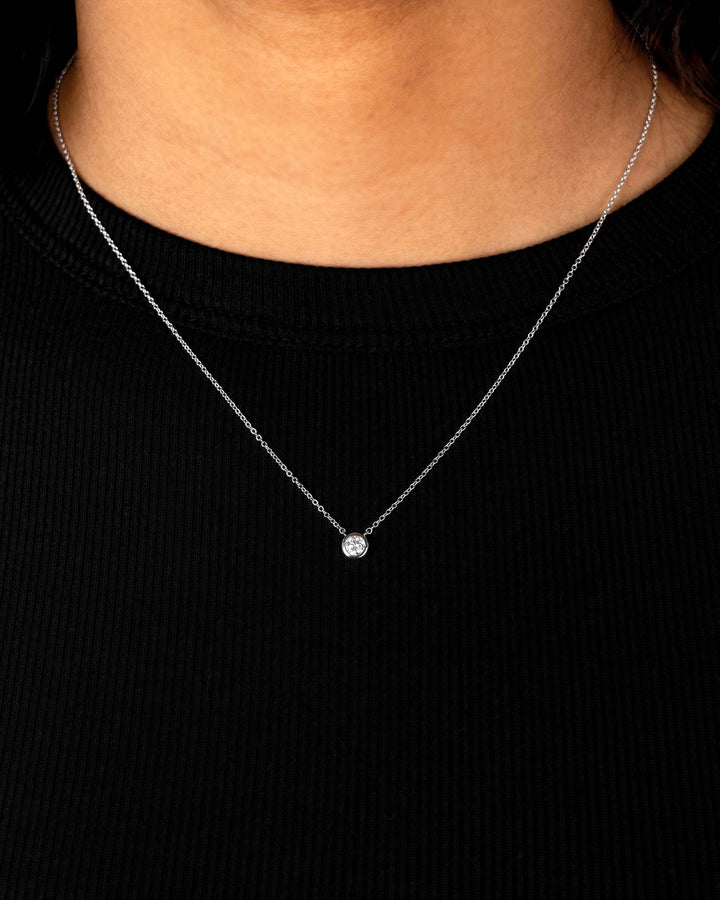 Víya Round Diamond Bezel Pendant Necklace White Gold 14K on body