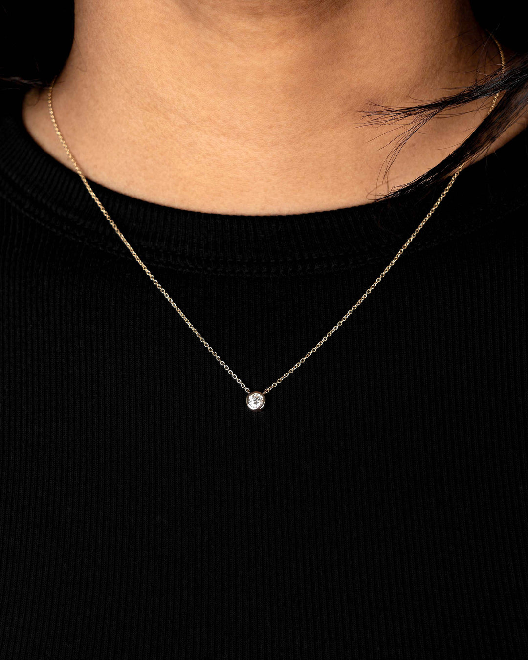 Víya Round Diamond Bezel Pendant Necklace Yellow Gold 14K on body