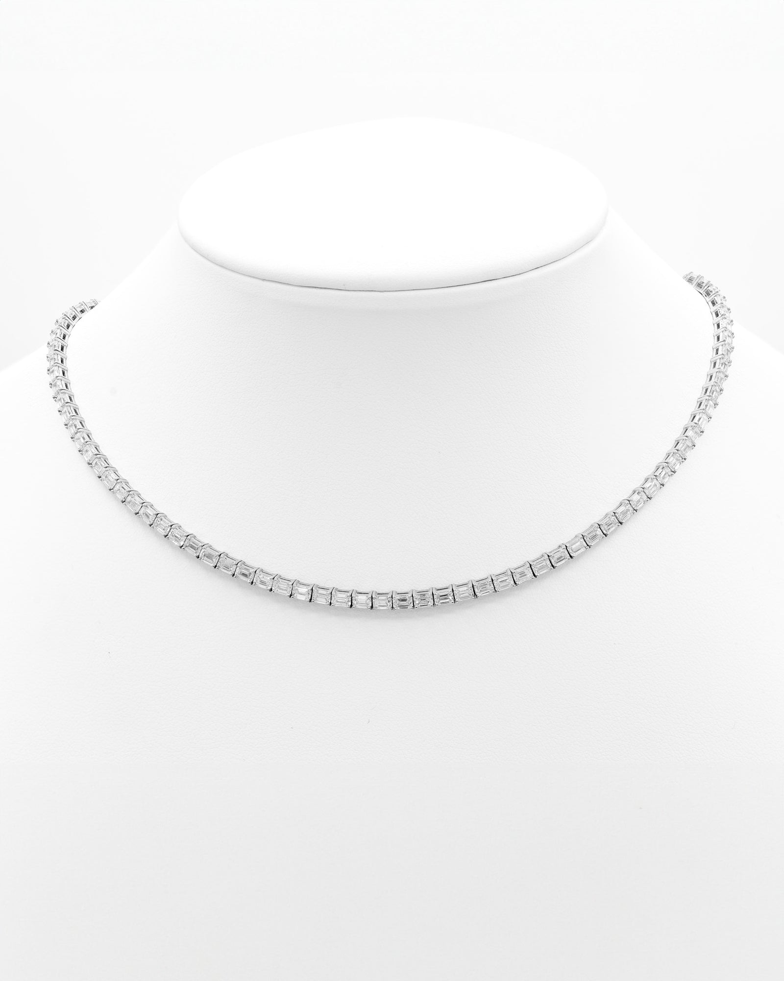 Víya Emerald Shape Diamond Tennis Choker East to West White Gold 14K