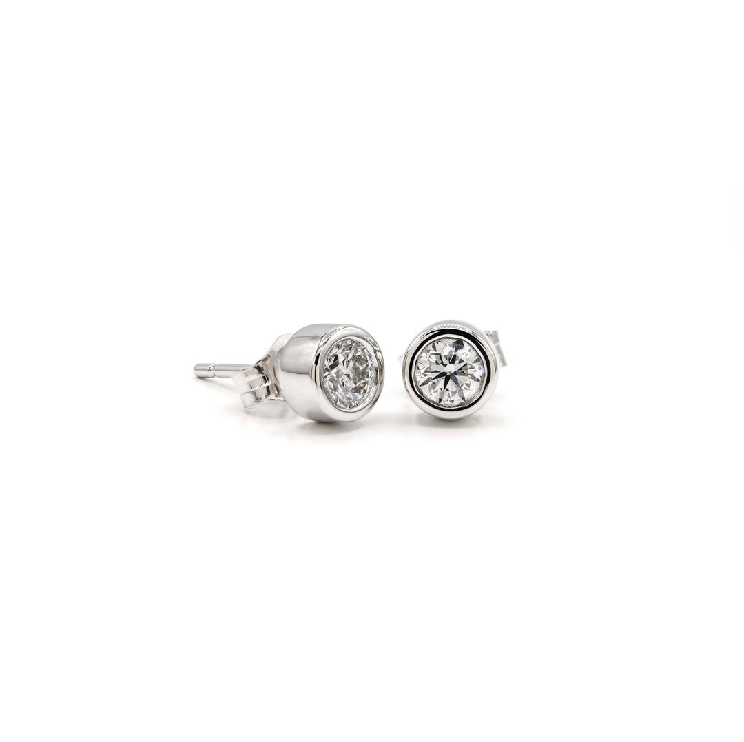 Víya Round Diamond Bezel Stud Earrings White Gold 14K