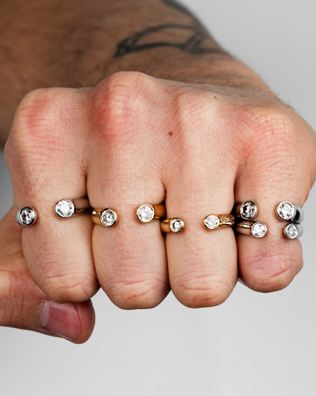 Round Diamond Bezel Ring White Gold Yellow Gold Black Gold on body