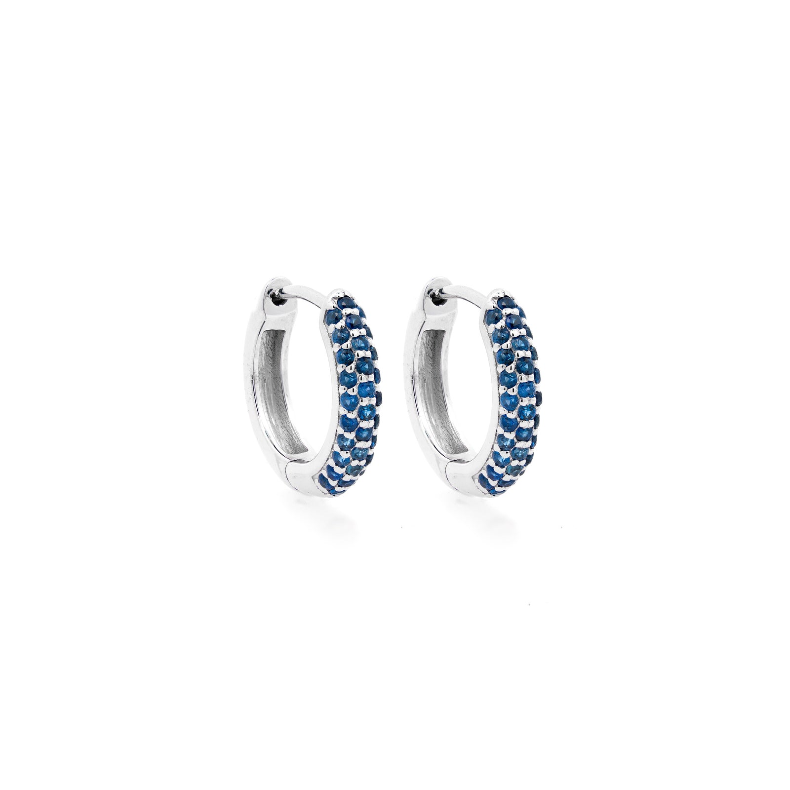 Víya Natural Blue Sapphire Huggie Earrings White Gold 14K