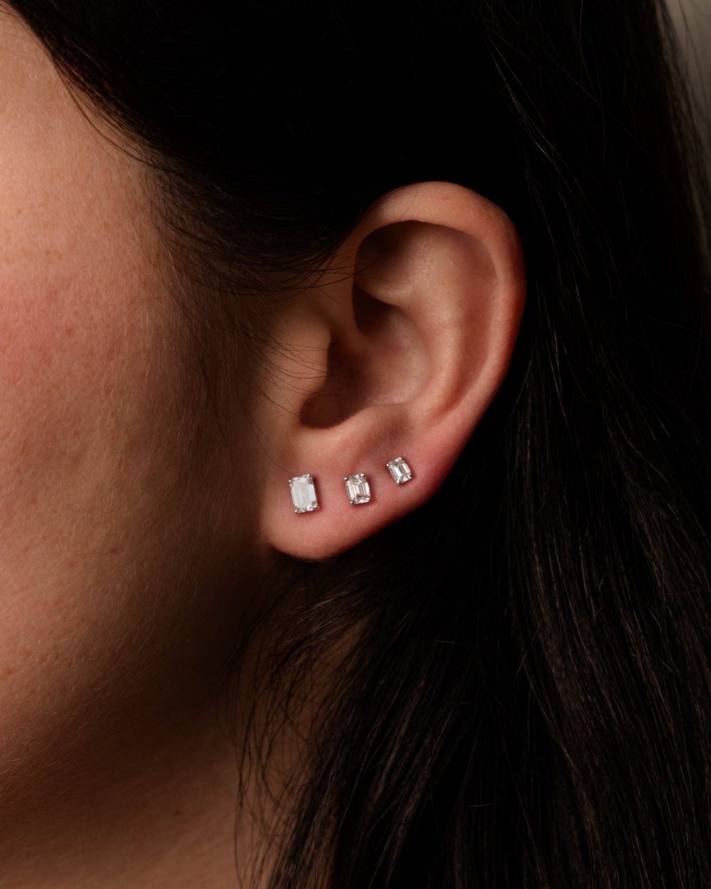 Víya Emerald Shape Diamond Stud Earrings White Gold 14K on body