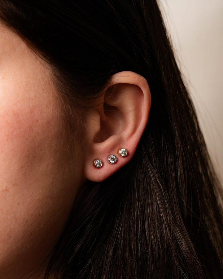 Víya Round Diamond Bezel Stud Earrings White Gold 14K on body