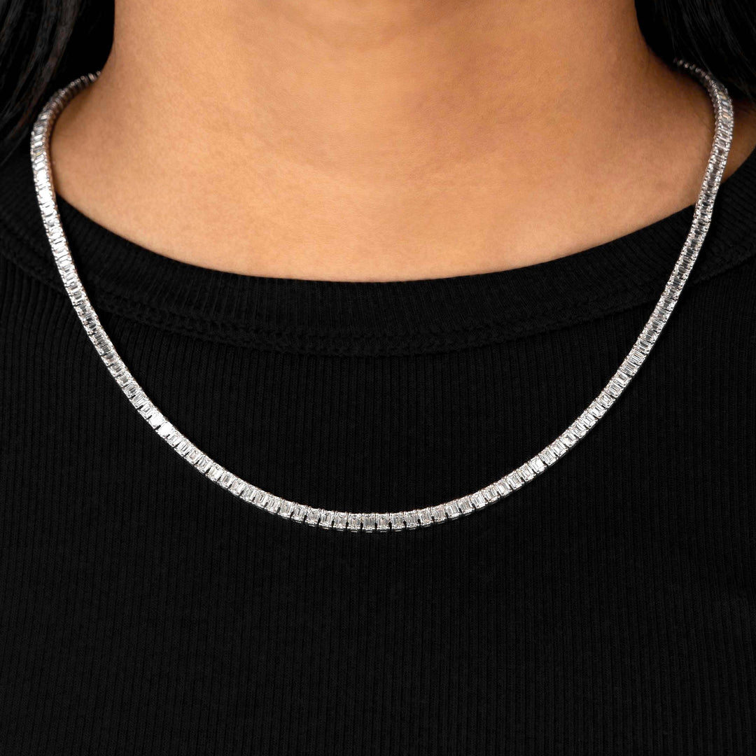 Víya Emerald Diamond "North-to-South" Tennis Necklace White Gold 18K on body