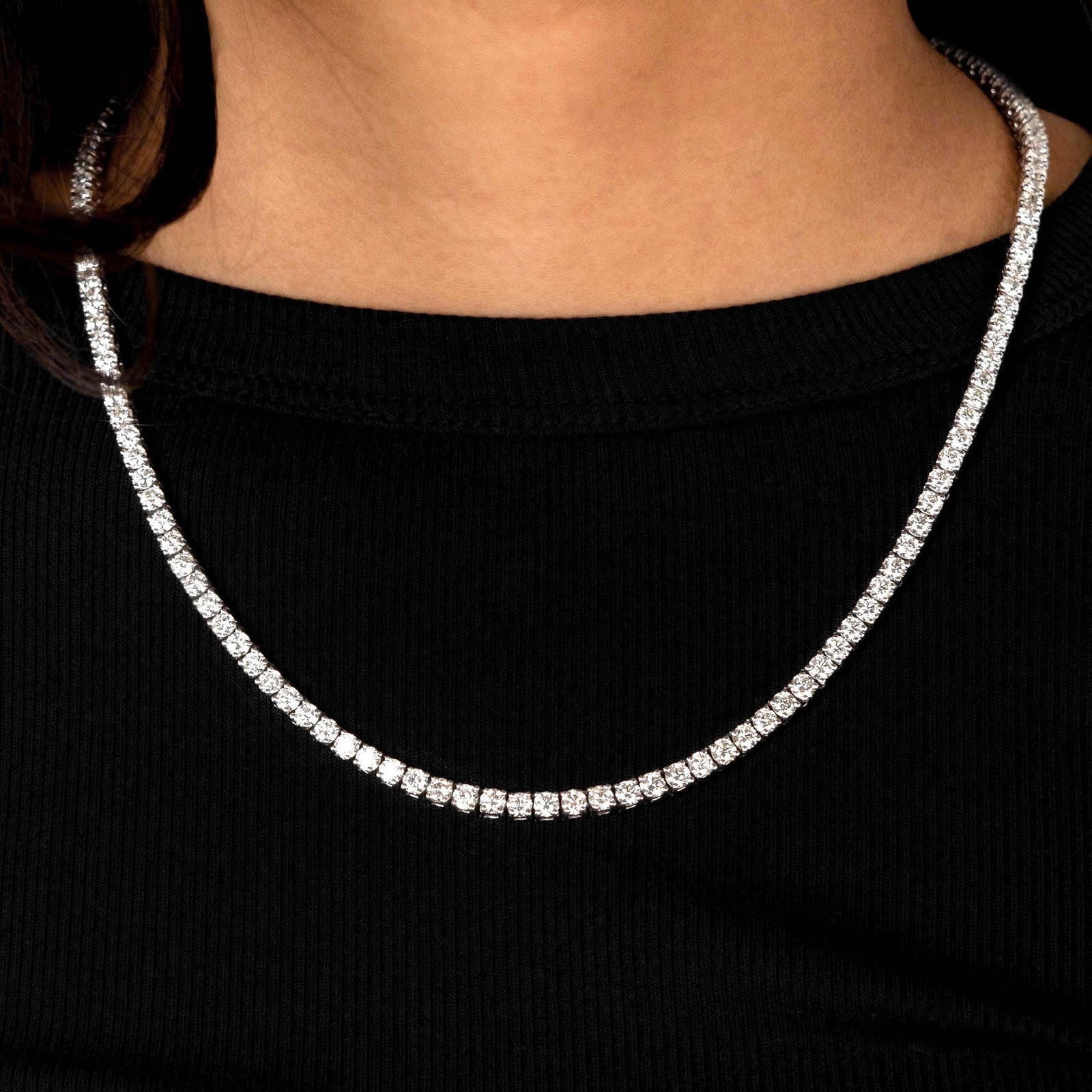 Víya Round Diamond Tennis Necklace Large White Gold 14K on body